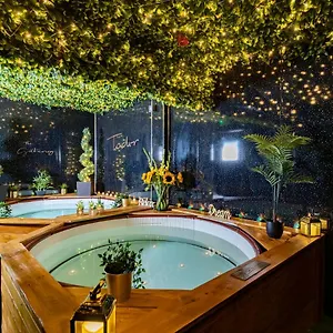  Apartment The Tudor Gathering - Events Groups - Up To 30 - Hot Tub United Kingdom